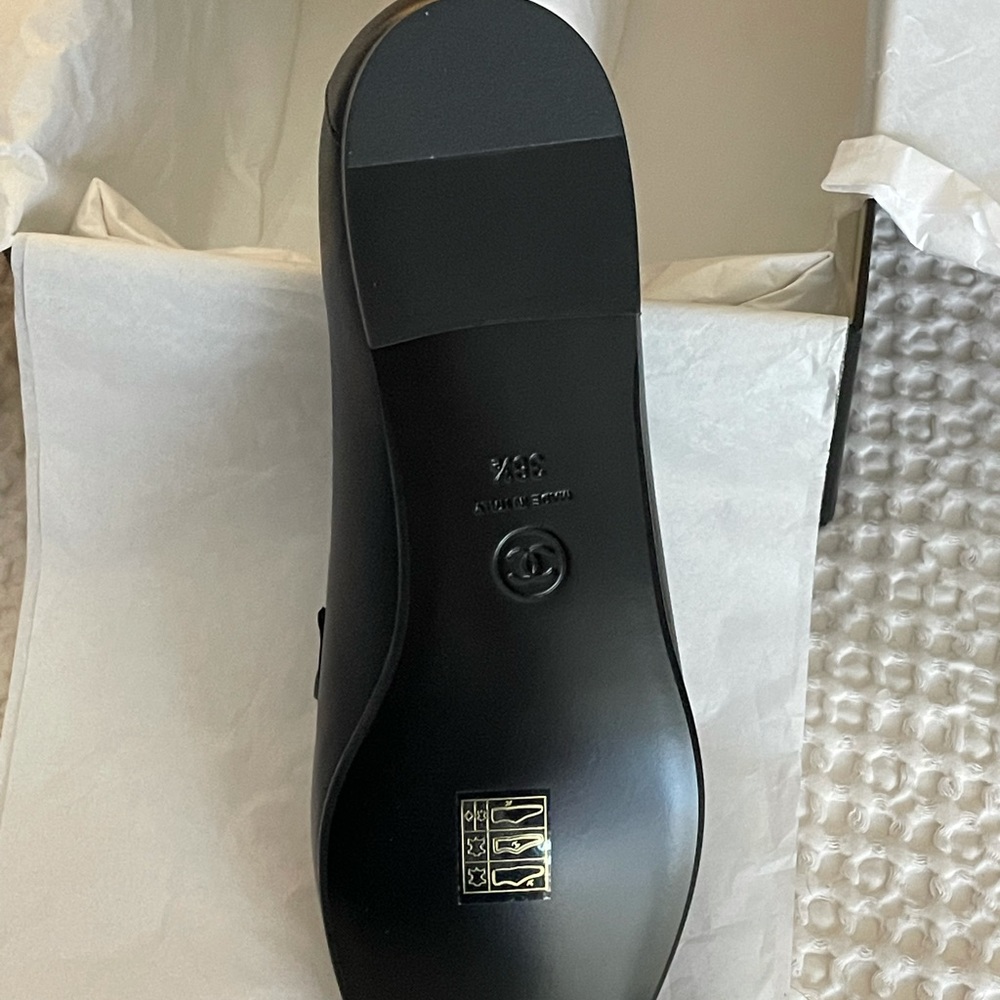 NEW Chanel 20A Black Leather Loafers Gold CC 38.5 - Picture 3 of 7